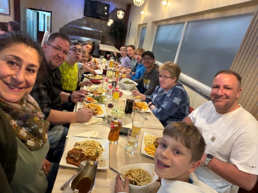 Nach dem Bowling sitzen unsere Teilnehmer bei einem gemütlichen Essen zusamen.