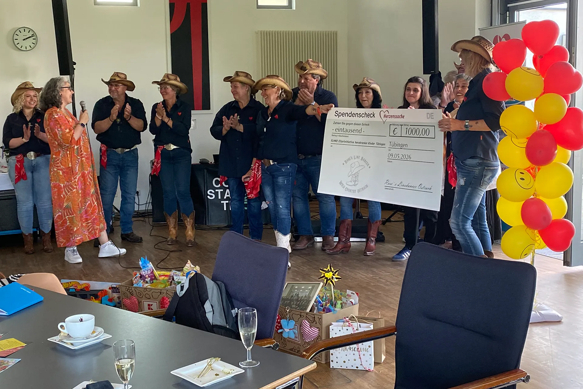 Rosis Line Dancer übergeben ELHKE einen Spendenscheck über 1.000 Euro
