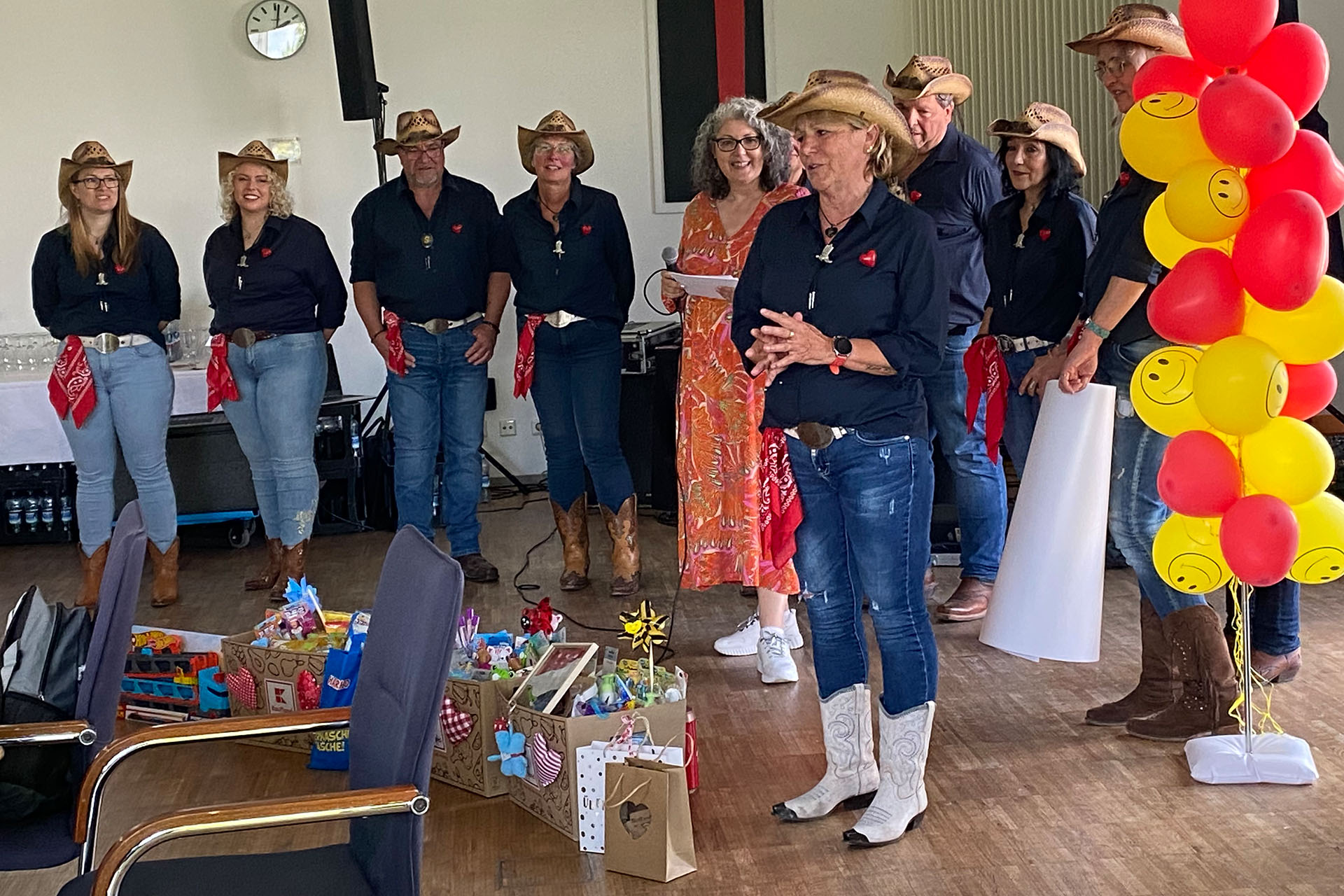 Die Line Dancer Ostrach übergeben die Geschenkkörbe mit Spielzeug und Hygieneartikel für die Kinderklinik