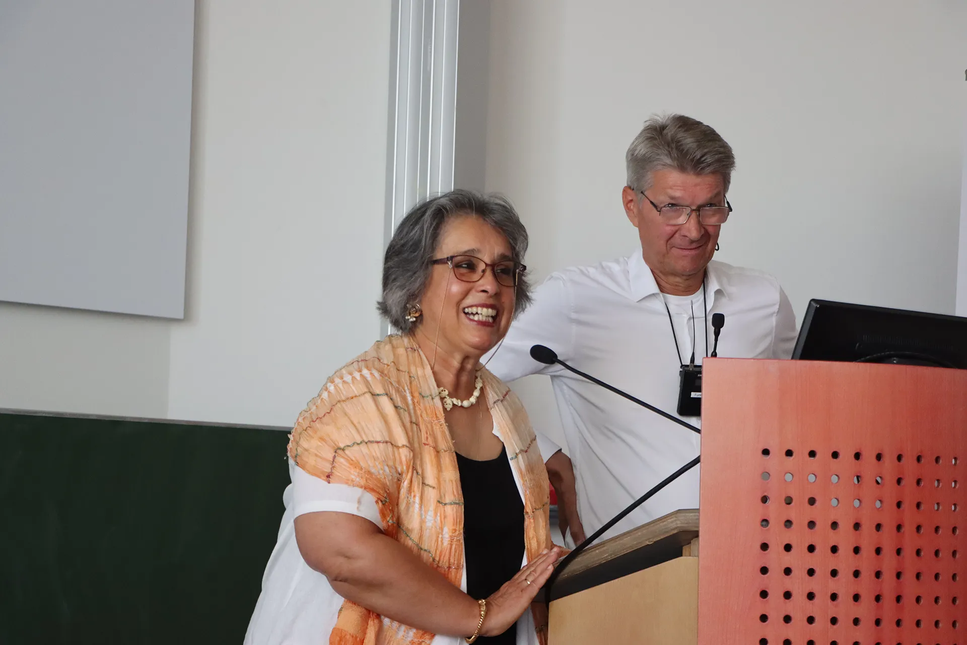 Mita Ettischer (Vorsitzende) und Klemens Kauf (stellvertretender Vorsitzender) bei einer Rede